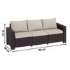 Brązowo-beżowa sofa ogrodowa z trzema poduszkami na oparciu i siedzisku, wykonana z materiału imitującego rattan, o wymiarach 199 cm długości, 68 cm głębokości i 72 cm wysokości. Sofa ma prostokątny kształt z podłokietnikami po obu stronach.