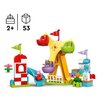 Na zdjęciu widoczny jest zestaw klocków LEGO DUPLO z motywem Peppa Pig, przedstawiający wesołe miasteczko z różnokolorowymi elementami, takimi jak karuzela i wieża. W górnej części zdjęcia znajduje się logo "Peppa Pig" oraz ikony z oznaczeniem wieku "2+" 