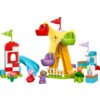 Na zdjęciu znajduje się zestaw klocków LEGO 10453 DUPLO Peppa Pig Wesołe miasteczko, w tym kolorowy diabelski młyn, zjeżdżalnia i postacie z bajki. Widoczne są różnobarwne elementy konstrukcyjne oraz flagi na szczycie budowli.