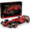 Na zdjęciu znajduje się zestaw LEGO Technic przedstawiający czerwony bolid F1 Ferrari SF-24, z widocznym opakowaniem w tle. Na pudełku widnieje napis "FERRARI SF-24", logo LEGO oraz oznaczenie "18+ | 42207 | 1361 pcs".