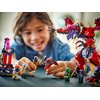 Na zdjęciu widoczne są klocki LEGO z serii NINJAGO, przedstawiające smoka chaosu Kiełogrzmot oraz kilka minifigurek ninja w dynamicznej scenie. W tle znajduje się rozmyta postać, która bawi się zestawem, a na pierwszym planie widać szczegółowe elementy ko