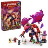 Na zdjęciu znajduje się zestaw LEGO 71832 NINJAGO Smok chaosu Kiełogrzmot, składający się z dużej figurki smoka w kolorach czerwonym, fioletowym i czarnym oraz kilku małych figurek postaci. W tle widoczne jest pudełko z grafiką przedstawiającą smoka i pos