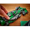 Na zdjęciu znajduje się model bolidu F1 z klocków LEGO w kolorach zielonym i czarnym, z widocznymi detalami konstrukcji. Na bolidzie widoczne są napisy "ROCK" oraz "AMF1", a w tle znajduje się drewniana powierzchnia.
