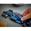 Na zdjęciu widoczny jest model bolidu F1 z klocków LEGO w kolorze niebieskim z czarnymi i białymi elementami, trzymany przez rękę. Na bolidzie znajdują się naklejki z napisami, w tym "Speed" oraz "Williams Racing".