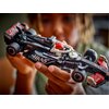 Na zdjęciu widoczny jest model bolidu F1 z klocków LEGO, trzymany w dłoniach. Na bolidzie znajdują się napisy "HAAS" oraz "MoneyGram", a także logo "MoneyGram".
