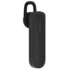 Czarna słuchawka Bluetooth z teksturowaną powierzchnią i przyciskiem na obudowie. Produkt ma zaokrąglony kształt i uchwyt do mocowania.