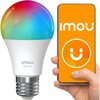 Na zdjęciu widoczna jest żarówka z kolorowym kloszem oraz smartfon z pomarańczowym ekranem, na którym znajduje się logo "IMOU" i uśmiechnięta ikona. Na żarówce widnieje napis "IMOU Color Light".