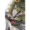 Osoba w zielonej kurtce trzyma powerbank DEDRA DEPP1600 16000 mAh, podłączając go do akumulatora samochodowego za pomocą kabli z zaciskami. Na urządzeniu widoczny jest wyświetlacz oraz logo "DEDRA".