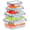 Cztery szklane pojemniki na żywność z pokrywkami i uszczelkami, ułożone jeden na drugim, zawierają różne warzywa i owoce, takie jak marchewki, truskawki, groszek i pomidory. Pojemniki są przezroczyste, co umożliwia widoczność ich zawartości.