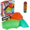 Pudełko z napisem "Tech Deck Quarter Bowl Ruckus" zawiera kolorowy zestaw do fingerboardingu z rampą i pomarańczową konstrukcją, obok znajduje się miniaturowa deskorolka z kolorowym wzorem. Na pudełku widnieje logo "Tech Deck" oraz informacja o możliwości łączenia zestawów.