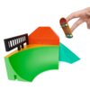 Zestaw do fingerboard składa się z kolorowej rampy w kształcie ćwiartki miski z pomarańczowym szczytem i zieloną podstawą, obok której znajduje się czarny płotek. Obok rampy widoczna jest ręka trzymająca małą deskorolkę z kolorowym wzorem.
