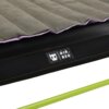 Na zdjęciu widoczne jest legowisko dla psa w kolorze zielonym z szarym materacem, z logo przedstawiającym czaszkę i napisem "AIR BED". Legowisko ma czarną podstawę z kolorowymi przeszyciami.