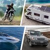 Na zdjęciu widoczne są cztery różne pojazdy: motocykl terenowy na tle gór, kamper z panelami słonecznymi zaparkowany przy plaży, luksusowa łódź motorowa na wodzie oraz srebrny SUV na drodze. Każdy z pojazdów znajduje się w osobnym kwadracie, tworząc kolaż
