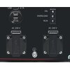 Panel agregatu prądotwórczego z dwoma gniazdami AC 230 V oraz dwoma portami USB oznaczonymi jako 5V 2.1A. Obok znajdują się wskaźniki z napisami "OIL", "OVERLOAD" i "RUN".