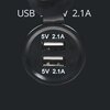 Na zdjęciu widoczne są dwa porty USB umieszczone w okrągłym panelu, z oznaczeniami "5V 2.1A" przy każdym z nich. Nad portami znajduje się tekst "USB 5V 2.1A".