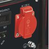 Na zdjęciu widoczny jest fragment panelu agregatu prądotwórczego z czerwonym gniazdem elektrycznym oznaczonym jako "AC 230 V". Obok gniazda znajdują się napisy: "FREQUENCY", "SET", "RUN" oraz symbole i oznaczenia techniczne, w tym "CE", "IP44", "2P+E SOCK