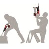 Na ilustracji widoczny jest młot udarowy w dwóch różnych pozycjach roboczych, trzymany przez sylwetki osób. Urządzenie ma czerwono-czarną obudowę z widocznym logo producenta i akumulatorem zamontowanym na dole.