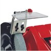 Zdjęcie przedstawia fragment szlifierki taśmowej z widoczną tarczą szlifierską oraz przezroczystą osłoną zamocowaną na metalowym uchwycie. Obudowa urządzenia jest w kolorze czerwonym, a na niej znajduje się logo producenta.