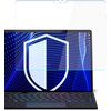 Na zdjęciu widoczny jest laptop z wyświetlaczem, na którym znajduje się przezroczysta osłona ekranu z delikatnym zarysem tarczy ochronnej. Tło ekranu jest niebieskie z białymi, falującymi liniami i kropkami.