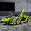 Zestaw LEGO Technic przedstawiający model samochodu Lamborghini Sian FKP 37 w kolorze zielonym, z otwartymi drzwiami i widocznymi szczegółami konstrukcji, ustawiony na marmurowej powierzchni. W tle znajduje się szara, betonowa ściana i ciemna kanapa.