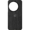 Czarne etui z fakturą imitującą drewno, przeznaczone do telefonu OnePlus 13, posiada duży okrągły otwór na aparat. Na powierzchni etui widoczne jest logo "1+".