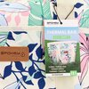 Torba termiczna z kolorowym wzorem liści, z przymocowaną etykietą z napisem: "Spokey Live with Passion! Thermal Bag Eco Simply, Torba Termiczna, Termotaška, Thermo-Tasche, 12L, Ecodesign". Na torbie widoczne jest logo "Spokey eco line" na brązowej naszywc