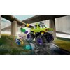 Na zdjęciu znajduje się zestaw klocków LEGO przedstawiający zielony monster truck z dużymi kołami i fioletowymi felgami, a także dwie figurki postaci. Na boku pojazdu widoczny jest napis "POWER STONE", a w tle znajdują się elementy krajobrazu miejskiego z