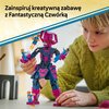 Na zdjęciu znajduje się zestaw klocków przedstawiający dużą, kolorową figurkę z mniejszymi postaciami wokół niej. W górnej części obrazu widnieje tekst: "Zainspiruj kreatywną zabawę z Fantastyczną Czwórką".