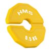 Żółty obciążnik w kształcie sześciokąta z otworem pośrodku, z białymi napisami "HMS" i "0.5 KG". Produkt jest przeznaczony do ćwiczeń siłowych.