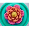 Piasek kinetyczny SPIN MASTER Kinetic Sand Kwiat 6071548 Funkcje rozwojowe Sprawność manualna