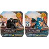 Na zdjęciu znajdują się dwie figurki smoków z serii "How to Train Your Dragon" w opakowaniach z napisami: "TRY ME! ESSAIE-MOI! ¡PRUÉBAME!", "25+ SOUNDS SONS SONIDOS", "ROARING MINIS TOOTHLESS" oraz "ROARING MINIS DEADLY NADDER". Opakowania mają grafikę pr