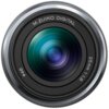 Obiektyw fotograficzny z widocznymi napisami: "M.ZUIKO DIGITAL" oraz "25mm 1:1.8". Na obiektywie znajduje się również oznaczenie "φ46".