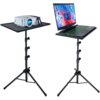 Na zdjęciu widoczne są dwa stojaki pod projektor MOZOS PL2, z których jeden podtrzymuje projektor, a drugi laptop z kolorowym ekranem. Oba stojaki mają regulowane wysokości i stabilne trójnogi.