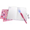 Na zdjęciu znajduje się otwarty pamiętnik z liniowanymi stronami, na których widnieje napis "HELLO KITTY" oraz "Secret Message!" ujawniony przez różowy długopis z napisem "HELLO KITTY". Obok pamiętnika leżą arkusze naklejek z motywem Hello Kitty oraz mała