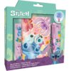 Opakowanie produktu z motywem Disney Stitch, zawierające pamiętnik i magiczny długopis, ozdobione kolorowymi grafikami postaci i kwiatów. Na opakowaniu widnieje napis: "Secret Diary + Magic Ink Pen" oraz jego tłumaczenia w kilku językach.