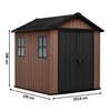 Domek narzędziowy o wymiarach 230 cm na 223,8 cm na 246 cm, wykonany z materiału imitującego drewno, z ciemnym dachem i drzwiami. Na ścianie znajdują się dwa okna z podziałem na cztery szyby każde.