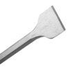 Na zdjęciu widoczne jest dłuto o szerokiej, płaskiej końcówce, wykonane z metalu o matowej powierzchni. Produkt ma prosty, geometryczny kształt z wyraźnie zaznaczonym ostrzem.