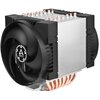 Na zdjęciu widoczny jest system chłodzenia CPU z dużym wentylatorem w czarnej obudowie oraz aluminiowym radiatorem z miedzianymi rurkami cieplnymi. Na środku wentylatora znajduje się logo z napisem "ARCTIC".