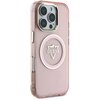 Przezroczysto-różowe etui na telefon z widocznym logo "GUESS" w centralnej części, otoczone metalicznym okręgiem. Etui posiada wycięcia na aparat i przyciski, a jego krawędzie są lekko zaokrąglone.