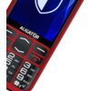 Czerwony telefon z dużymi przyciskami numerycznymi, na których widoczne są cyfry oraz litery. Na ekranie telefonu wyświetla się niebieski wzór z białą tarczą, a nad ekranem znajduje się napis "ALIGATOR".