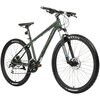 Zielony rower górski z dużymi, czarnymi oponami z białym napisem "MAXXIS" na oponach oraz widelcem z napisem "SUNTOUR". Na ramie roweru widnieje napis "INDIANA".