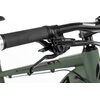Na zdjęciu widoczny jest fragment kierownicy roweru górskiego z czarnym uchwytem i dźwignią hamulca, na której znajduje się napis "SHIMANO". W tle widać zieloną ramę roweru.