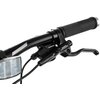 Zbliżenie na kierownicę roweru górskiego z widocznym uchwytem, dźwignią hamulca i elementami oznaczonymi logo "Shimano". Obok znajduje się odblaskowy element.