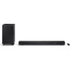 Na zdjęciu znajduje się czarny soundbar oraz bezprzewodowy subwoofer, obok leży pilot. Na soundbarze widoczny jest napis "ATMOS".