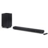 Na zdjęciu znajduje się czarny soundbar oraz bezprzewodowy subwoofer, a obok leży pilot. Na soundbarze widoczny jest napis "ATMOS".