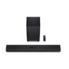 Na zdjęciu znajduje się czarny soundbar z widocznym panelem sterowania, bezprzewodowy subwoofer oraz pilot zdalnego sterowania. Na soundbarze widoczny jest napis "ATMOS".