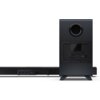 Na zdjęciu widoczny jest czarny soundbar oraz bezprzewodowy subwoofer. Na soundbarze znajdują się porty HDMI oraz inne złącza, a na subwooferze widoczna jest tabliczka z ostrzeżeniami i przyciskiem z napisem "Pair".