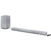 Srebrny soundbar i bezprzewodowy subwoofer ustawione obok siebie na białym tle, z widocznym pilotem zdalnego sterowania. Na soundbarze znajduje się logo "SHARP".