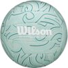 Piłka siatkowa w kolorze zielonym z wzorem przypominającym fale, na której widnieje biały napis "Wilson Shoreline Soft". Produkt ma widoczne szwy i jest w rozmiarze 5.