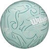Piłka siatkowa w kolorze zielonym z wzorem w ciemniejsze linie, na której widnieje biały napis "Wilson Shoreline Soft". Na powierzchni piłki znajduje się również logo z literą "W" w podobnym stylu.